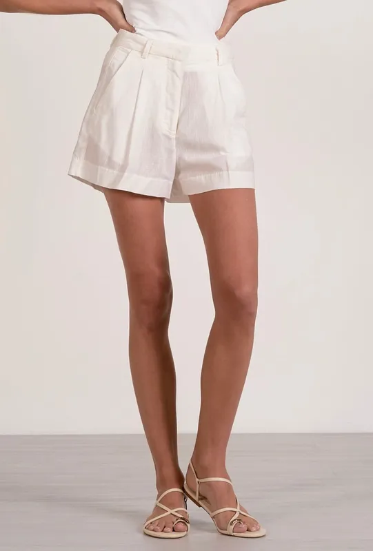 Pleated Shorts-white